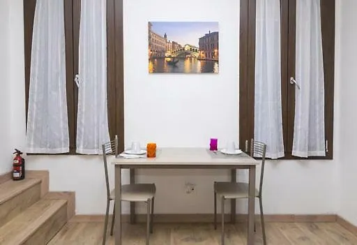 ונציה Rialto Suite 707 2*,