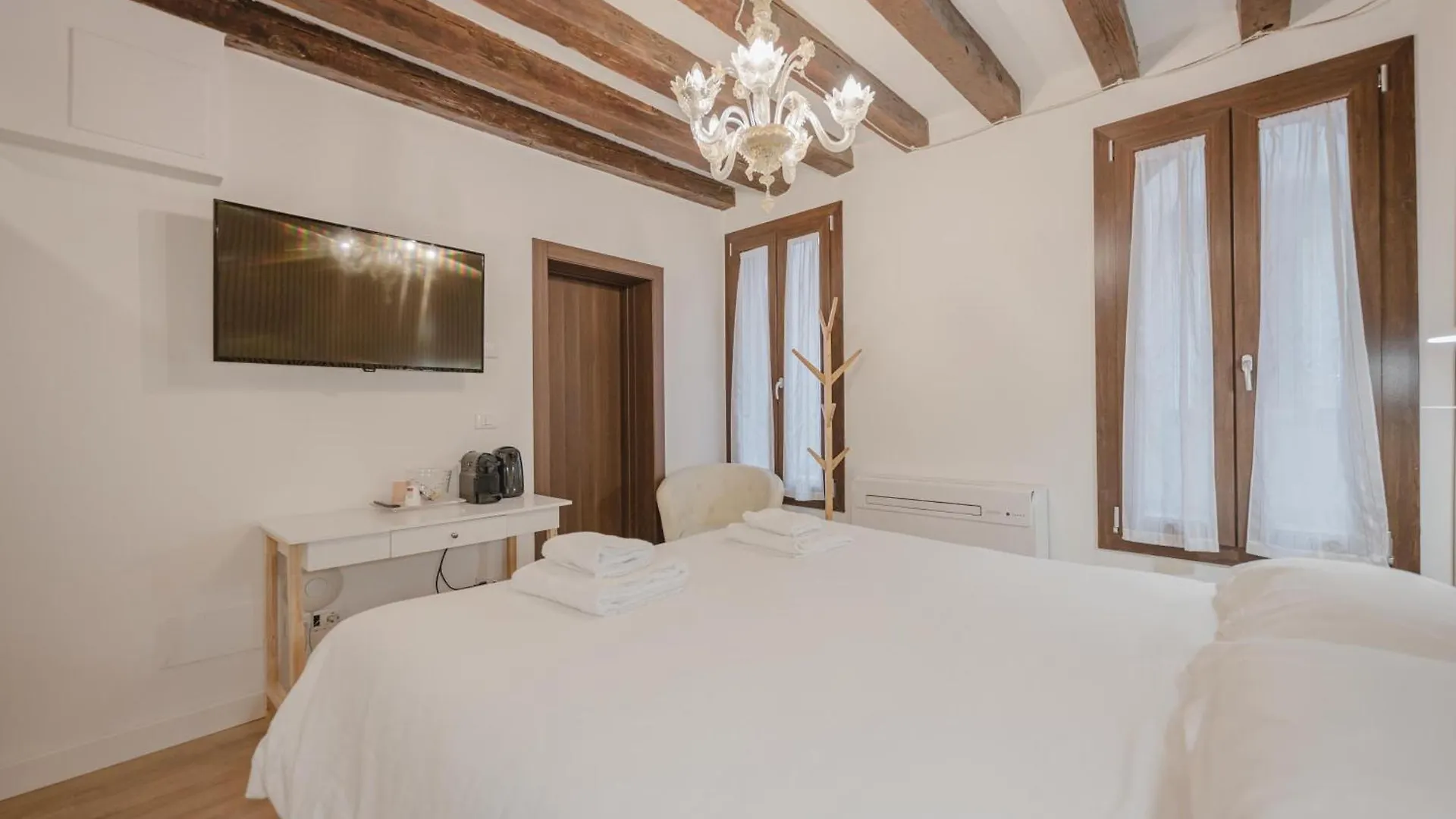 البندقية Rialto Suite 707