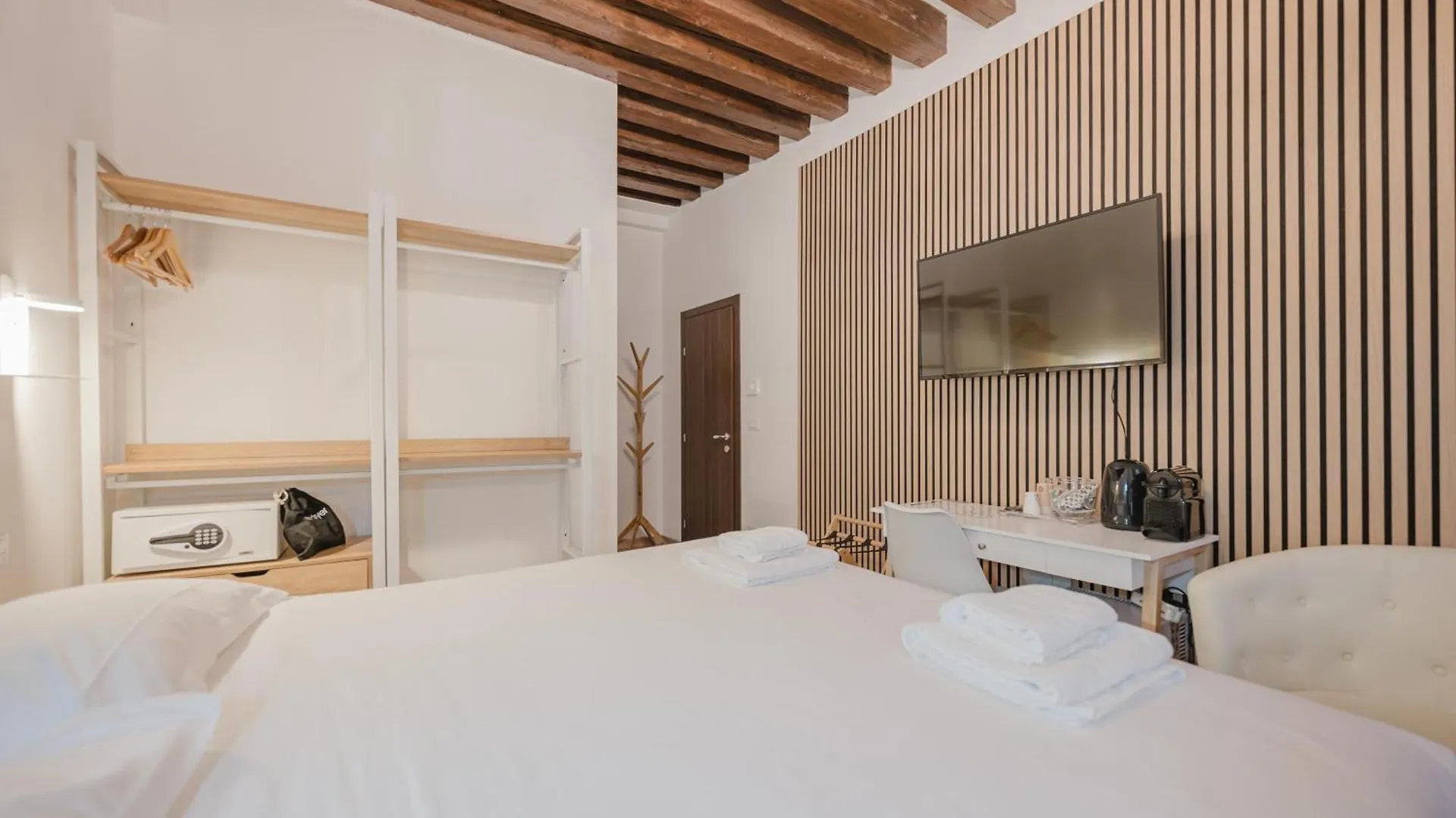 البندقية Rialto Suite 707